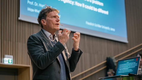 Thumbnail for Hartmut Rosa om dømmekraftens vilkår i vår tid. Henrik Steffens-forelesningen 2026 ved Universitetet i Stavanger.